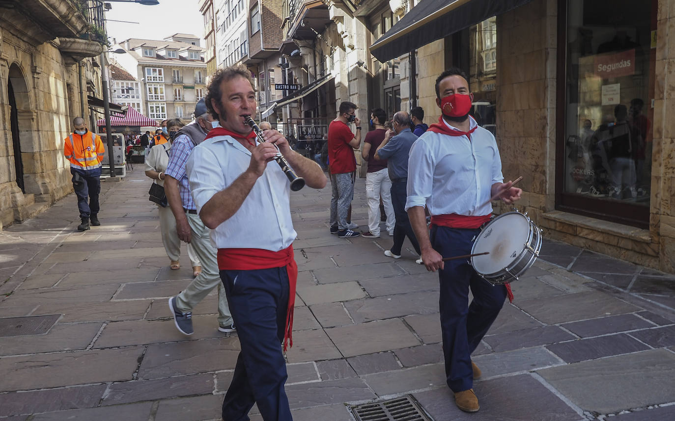 Los puestos de los comerciantes y artesanos, el concurso de bolos y el concierto de Stock, los atractivos de la jornada festiva en la ciudad