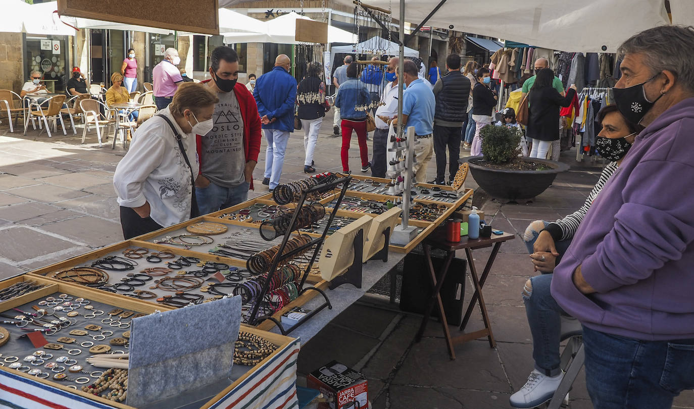 Los puestos de los comerciantes y artesanos, el concurso de bolos y el concierto de Stock, los atractivos de la jornada festiva en la ciudad