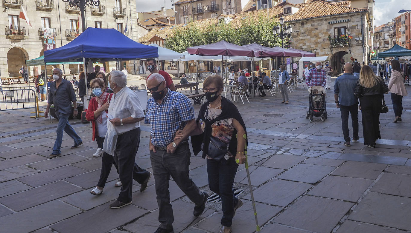 Los puestos de los comerciantes y artesanos, el concurso de bolos y el concierto de Stock, los atractivos de la jornada festiva en la ciudad