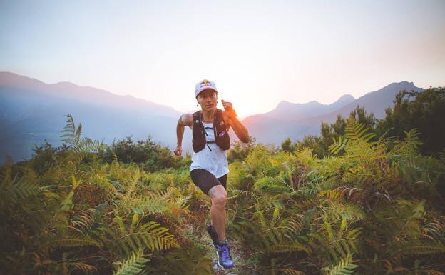 Fernanda Maciel en plena carrera hacia el Naranjo de Bulnes.