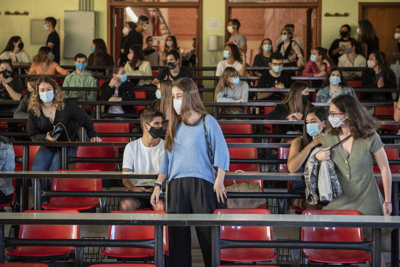 La Universidad de Cantabria (UC) ha puesto en marcha este martes, de forma escalonada, el nuevo curso académico con 10.000 alumnos -2.000 nuevos- que regresan hoy a las aulas en una vuelta marcada por el coronavirus, tanto en la enseñanza como en la vida dentro del campus