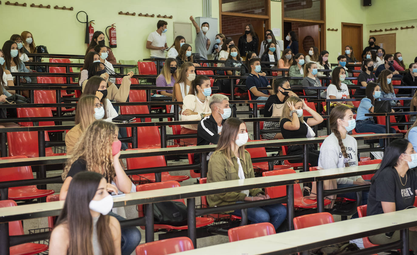 La Universidad de Cantabria (UC) ha puesto en marcha este martes, de forma escalonada, el nuevo curso académico con 10.000 alumnos -2.000 nuevos- que regresan hoy a las aulas en una vuelta marcada por el coronavirus, tanto en la enseñanza como en la vida dentro del campus