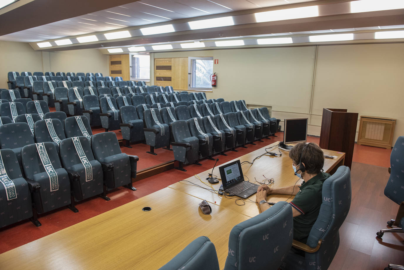 La Universidad de Cantabria (UC) ha puesto en marcha este martes, de forma escalonada, el nuevo curso académico con 10.000 alumnos -2.000 nuevos- que regresan hoy a las aulas en una vuelta marcada por el coronavirus, tanto en la enseñanza como en la vida dentro del campus