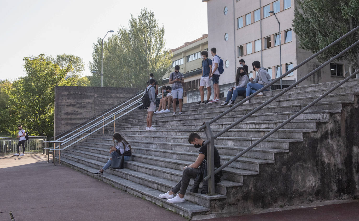 La Universidad de Cantabria (UC) ha puesto en marcha este martes, de forma escalonada, el nuevo curso académico con 10.000 alumnos -2.000 nuevos- que regresan hoy a las aulas en una vuelta marcada por el coronavirus, tanto en la enseñanza como en la vida dentro del campus