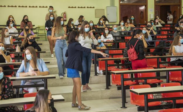 La Facultad de Educación organizó presentaciones en las aulas, pensando, sobre todo, en el alumnado de nuevo ingreso. Los docentes guiaron a los estudiantes hasta sus asientos, separados los unos de los otros