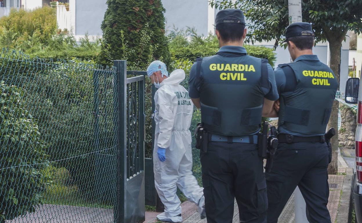 Imagen de archivo de agentes de la Guardia Civil, ante el domicilio de la principal acusada. 