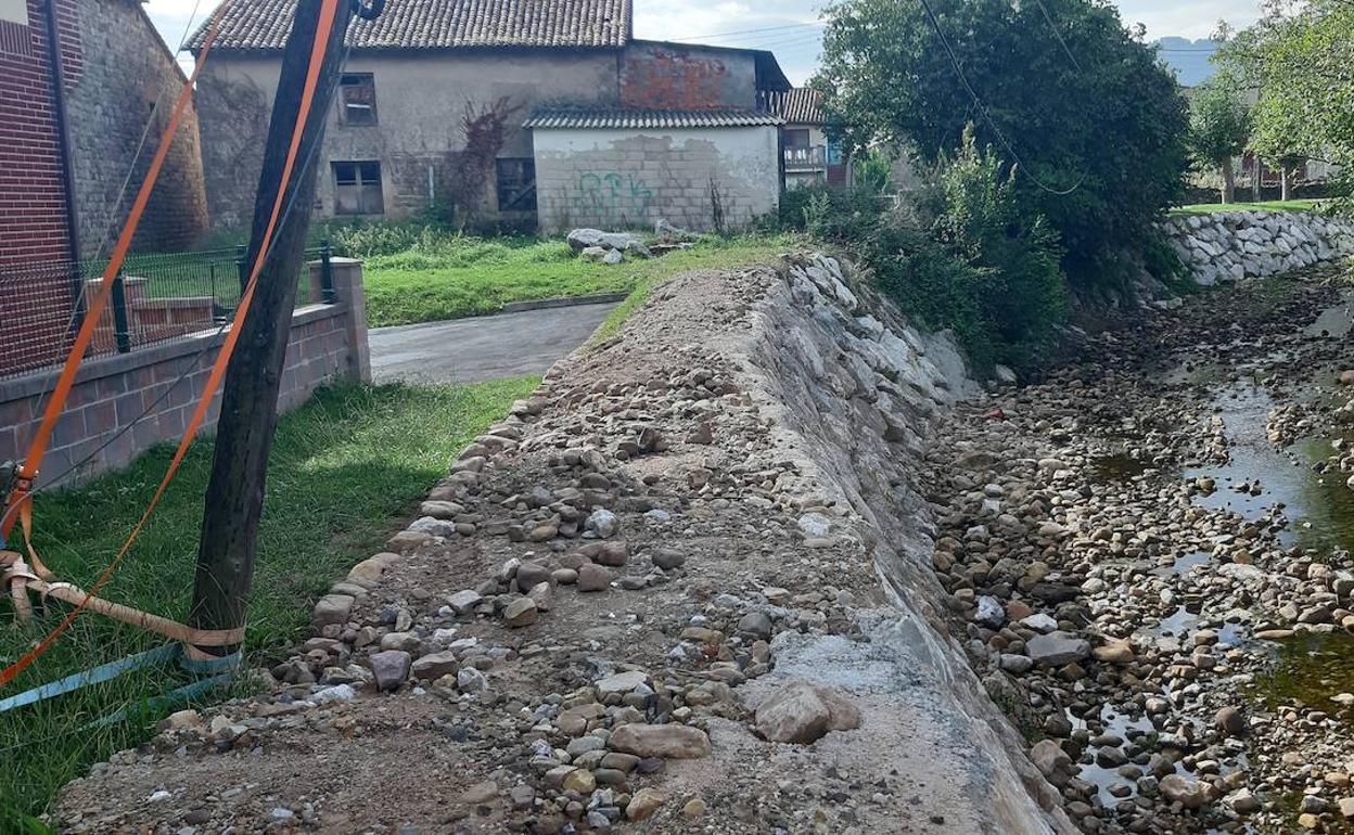 Los Corrales repone de nuevo la escollera del río Mortera en el Cohiño