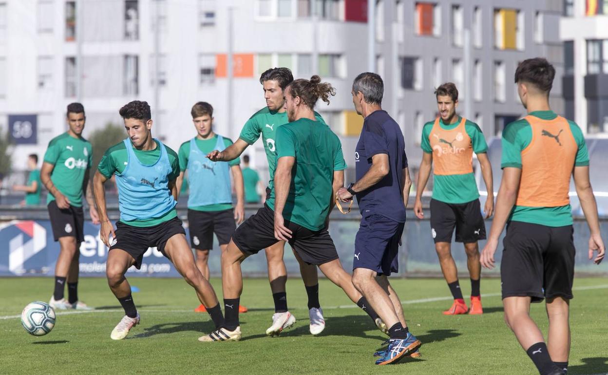 Marco Camus, Martín Solar y Maynau pugnan por un balón durante la sesión del pasado lunes.