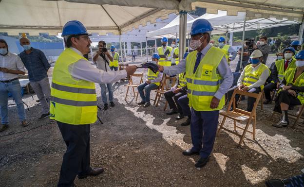 Emilio Cano le entrega una gorra con un salmón a Revilla