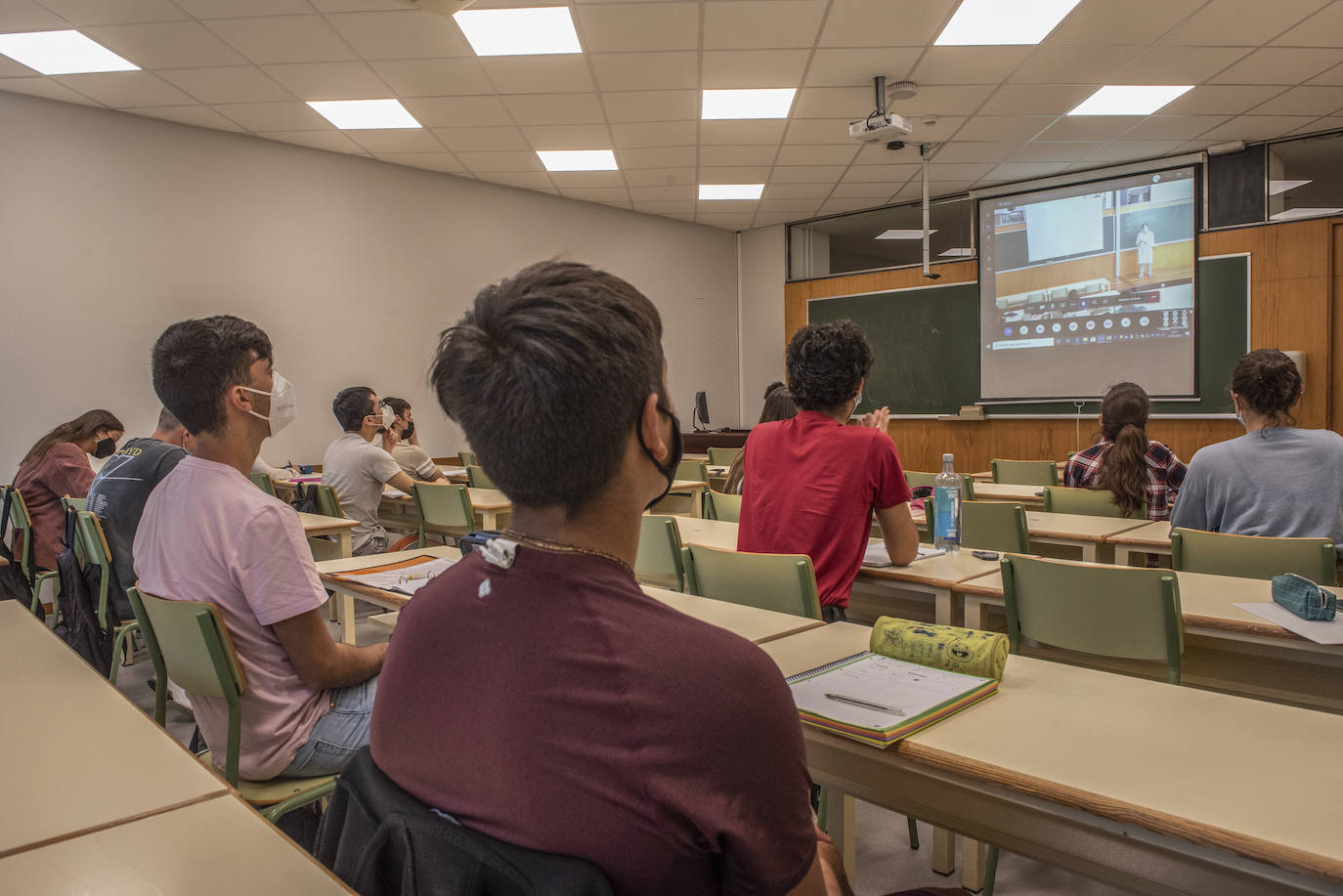 Primeras clases semipresenciales en Industriales. La profesora presenta la asignatura de Cálculo en el aula 3 de la Escuela de Ingeniería Industrial y Telecomunicación. En el aula 4 –en la imagen–, otro grupo de alumnos sigue sus explicaciones