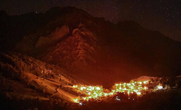 Noche estrellada con vistas al pueblo de Sotres. Foto: Juan Arechaga