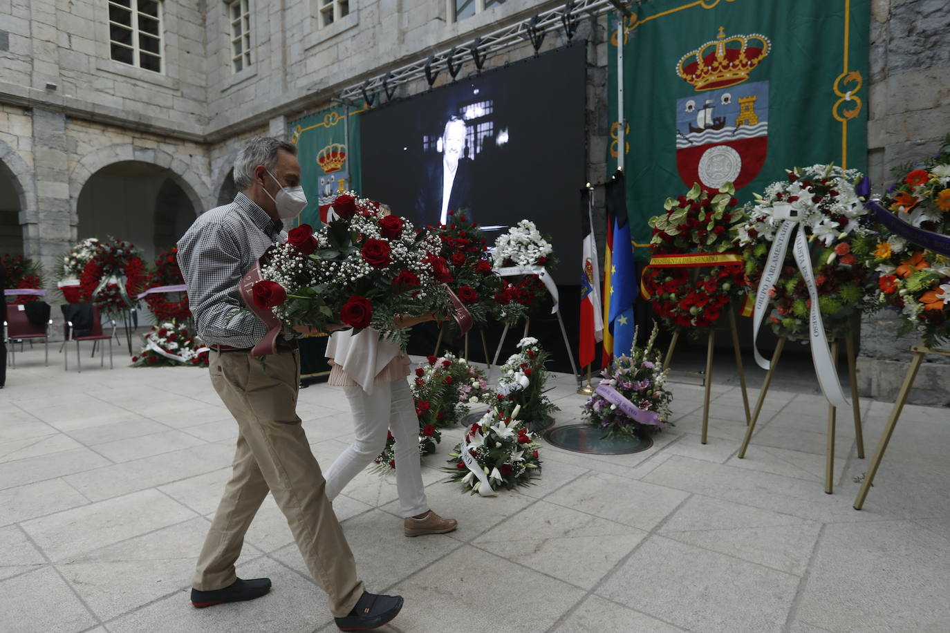 Fotos: Capilla ardiente de Jaime Blanco en el Parlamento de Cantabria