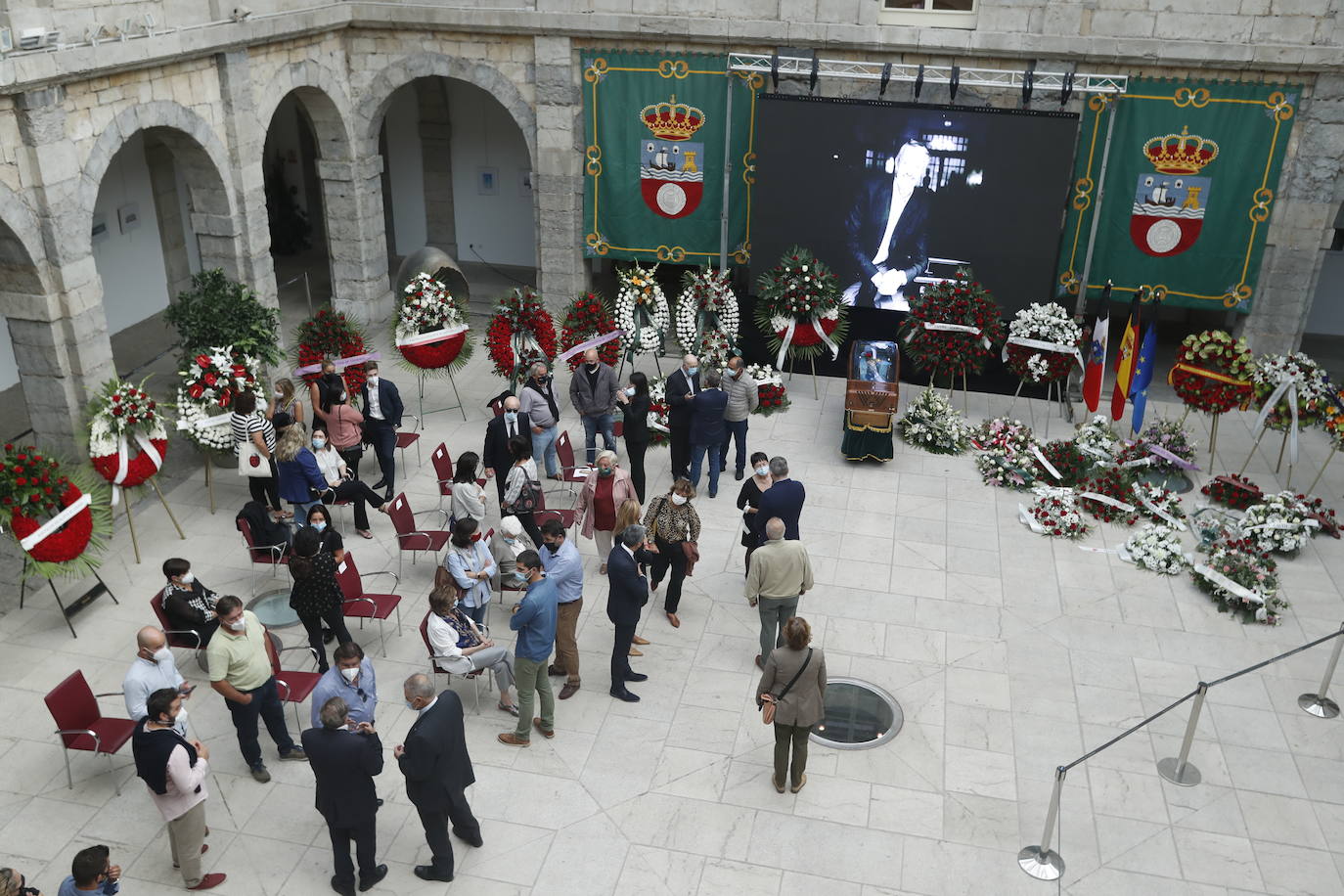 Fotos: Capilla ardiente de Jaime Blanco en el Parlamento de Cantabria