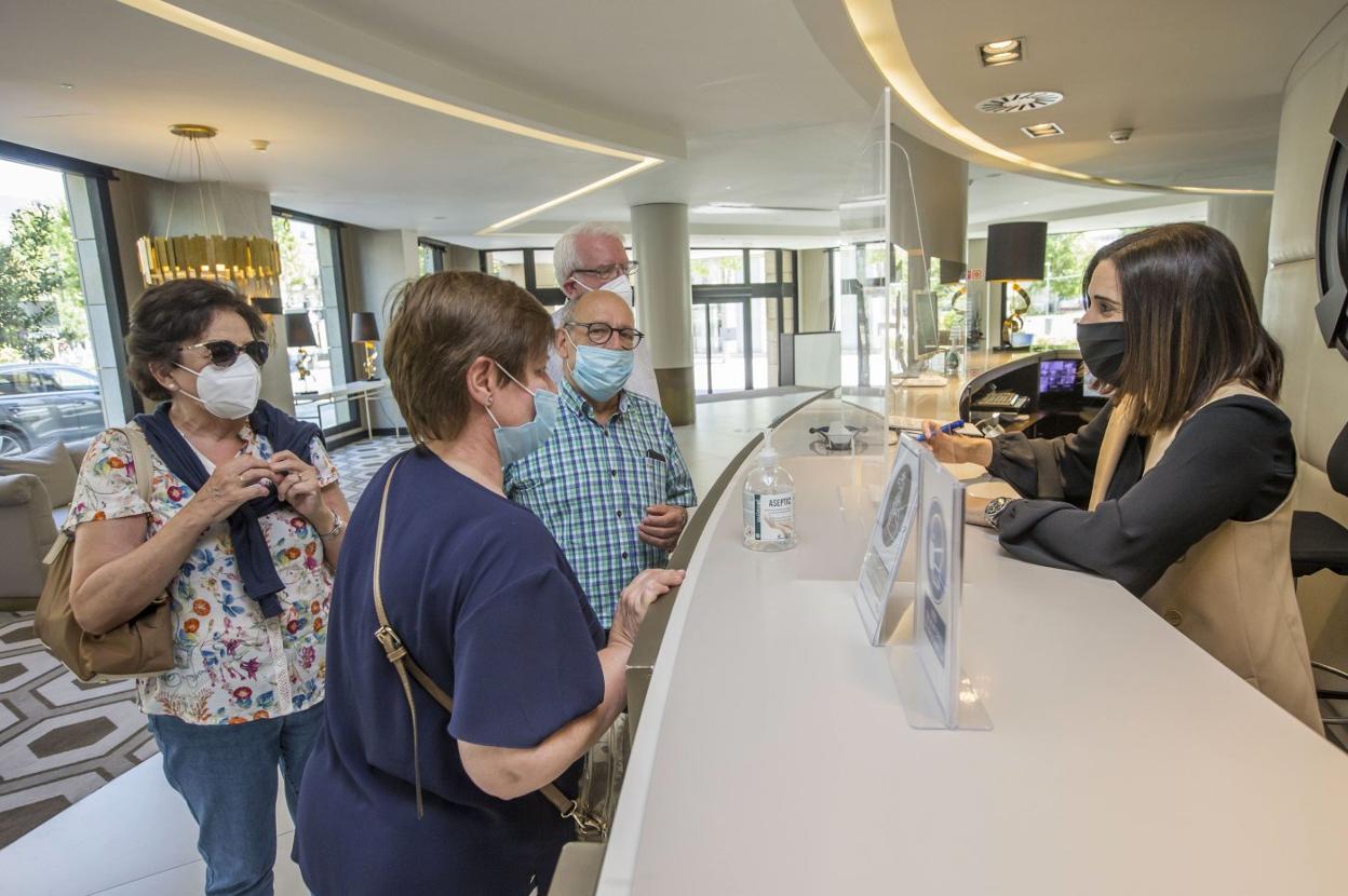 Un grupo de turistas mientras se registra en el Hotel Bahía, en Santander, durante este verano. 