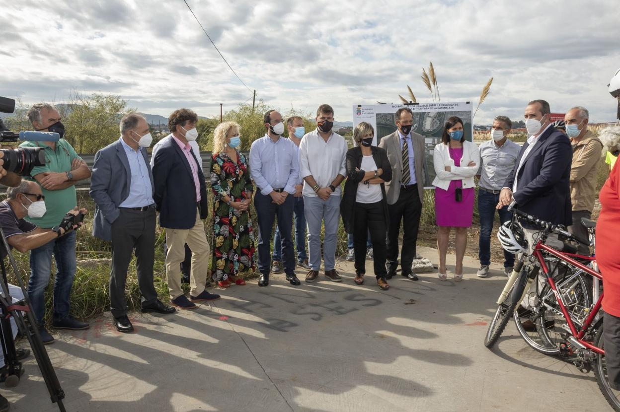 Autoridades locales y regionales, durante la visita a los trabajos del carril bici en Camargo.