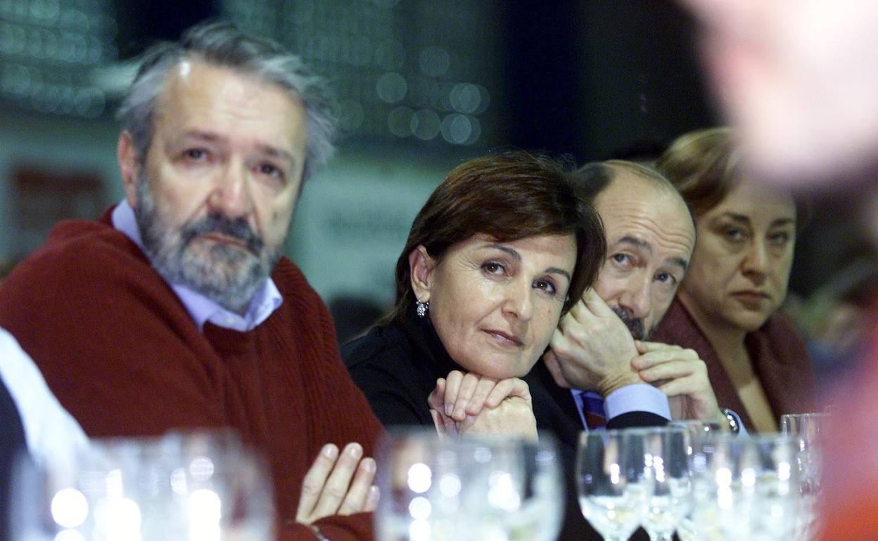 En 1996, con Dolores Gorostiaga y Alfredo Pérez Rubalcaba en un mitin en Camargo.