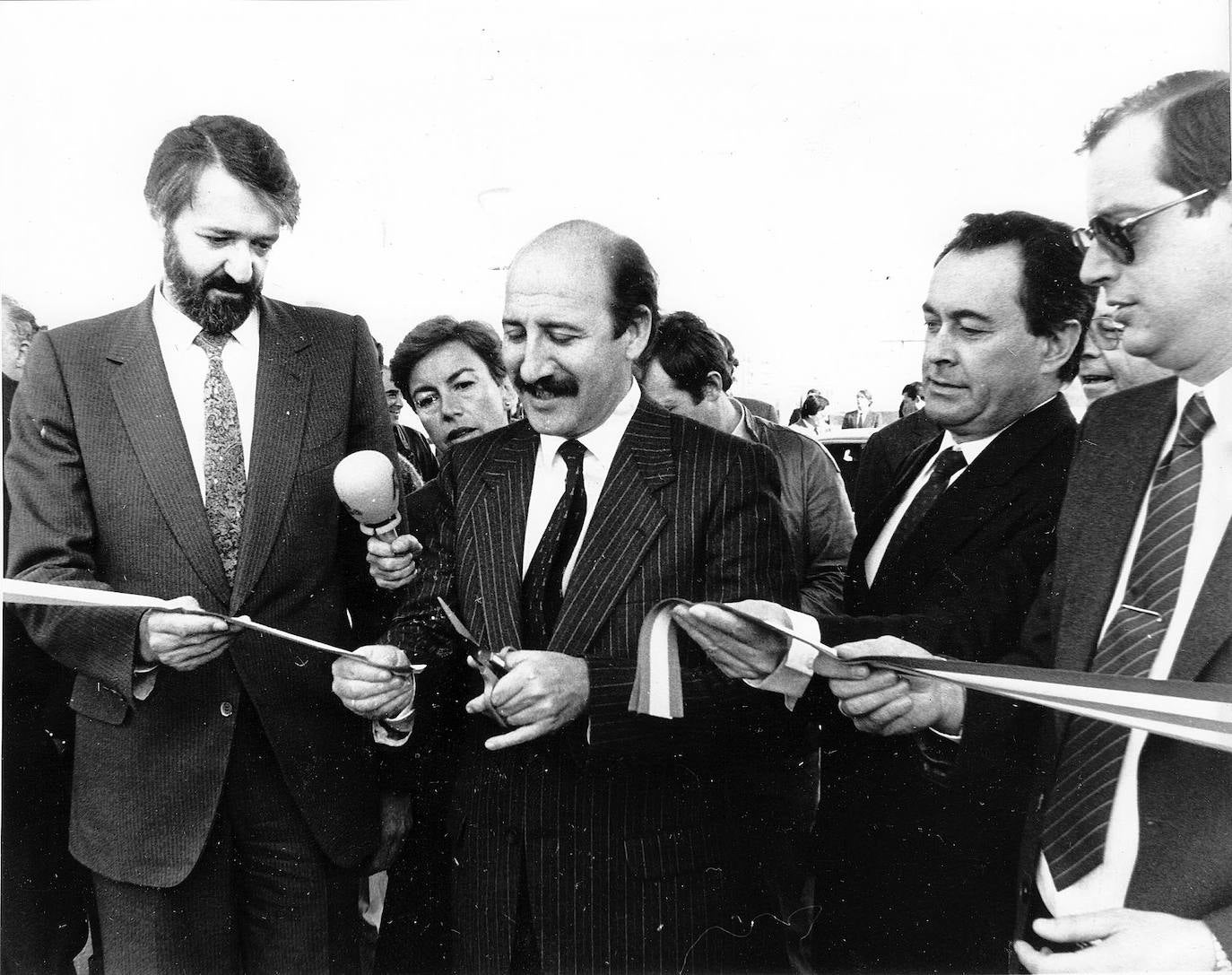 1986. Inaugurando el primer tramo de la autovía Torrelavega-Santander con el ministro de Obras Públicas, Javier Saenz de Cusculluela.