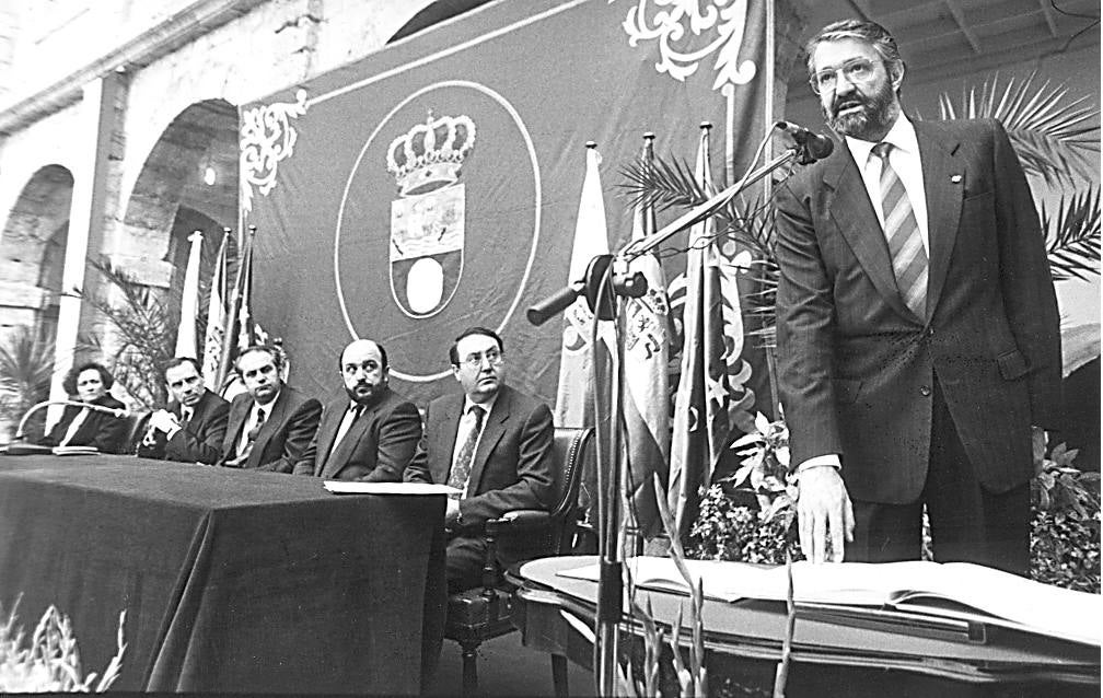 1990. Toma de posesión como presidente de Cantabria.