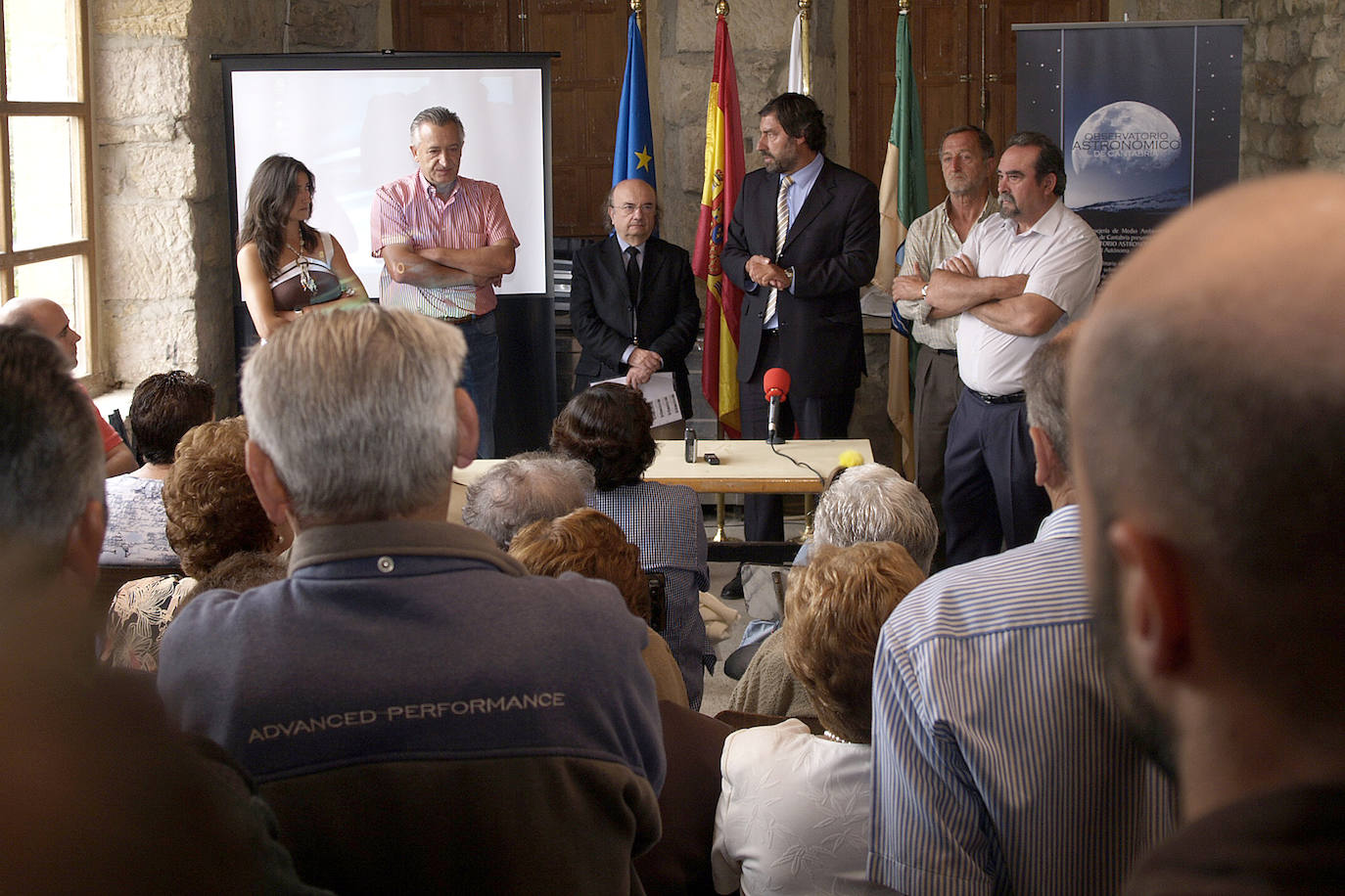 Julio de 2006. Imagen de la presentación del proyecto del Observatorio Astronomico de Cantabria en el Centro Cultural de Rebollar de Ebro por parte del entonces consejero de Medio Ambiente, José Ortega.