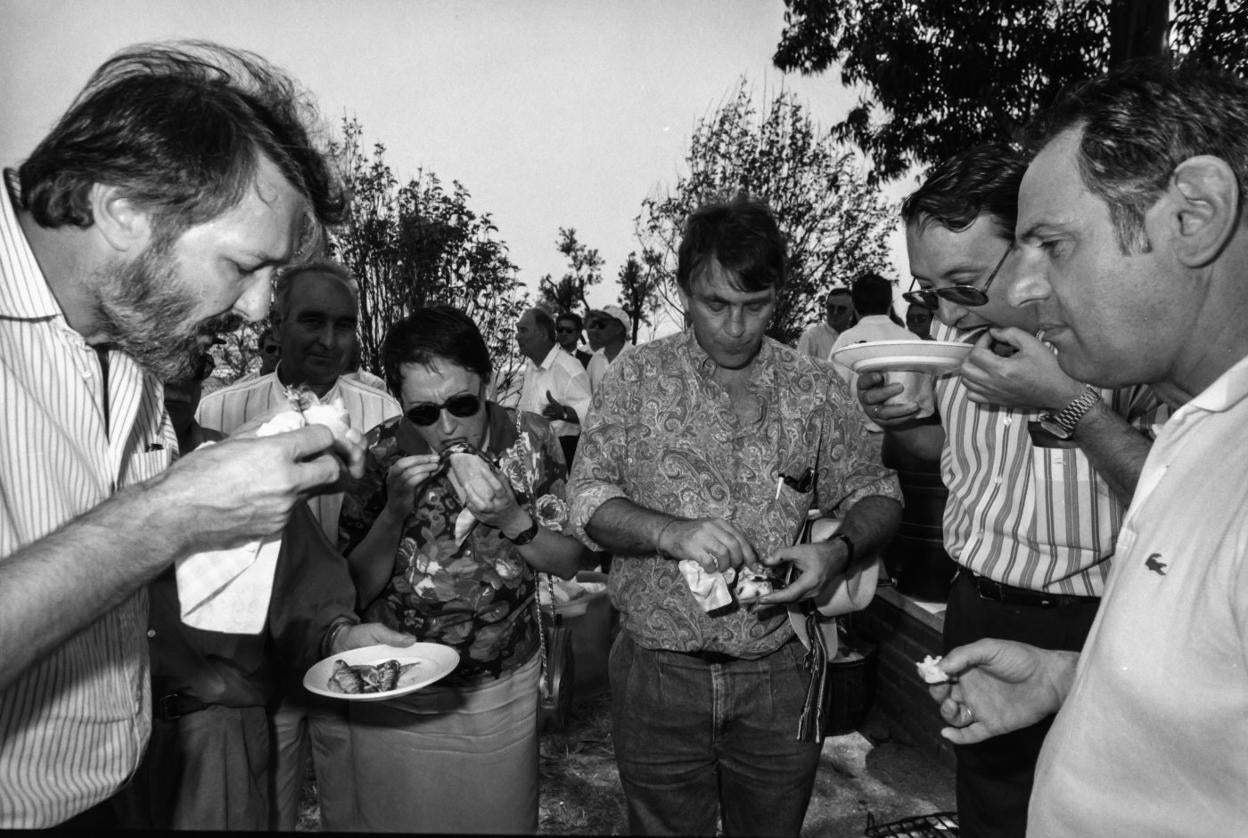 Sardinada del PSOE cántabro en Punta Parayas, en 1992, con Jaime Blanco, Matilde Fernández, Jesús Cabezón, Antonio Pallarés y Ángel Duque. 