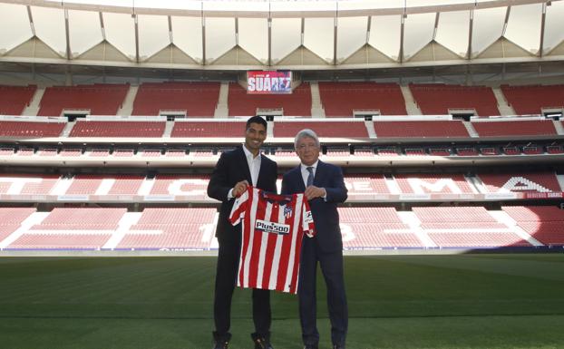 Luis Suárez, con el presidente Enrique Cerezo, en el Wanda Metropolitano.