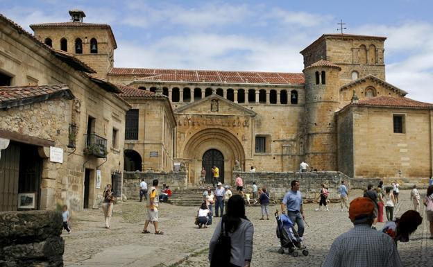 En la Plaza de las Arenas toma cuerpo la Colegiata de Santa Juliana, en torno a la que se desarrolló la vida a partir del siglo XI.