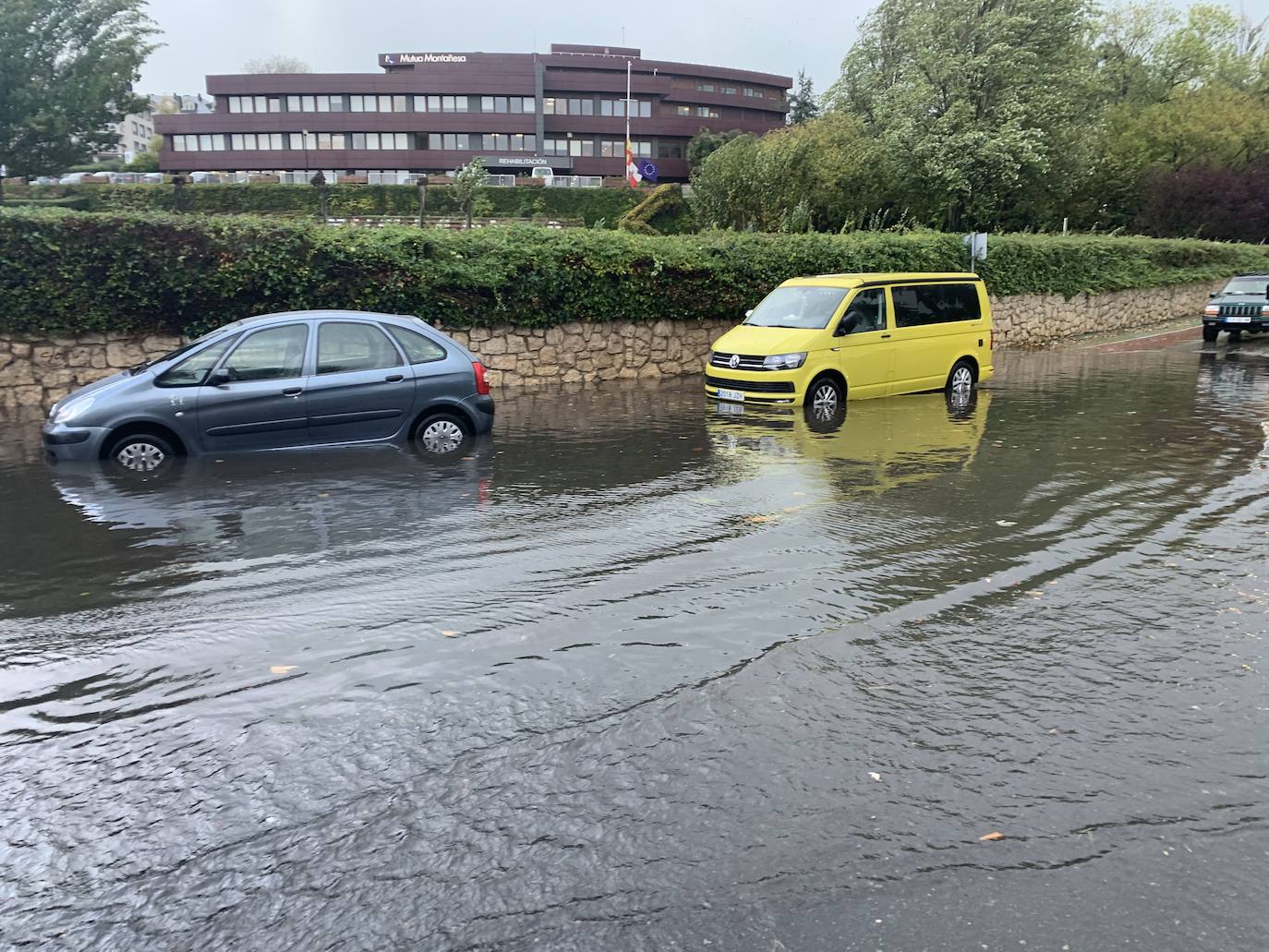 Las intensas precipitaciones de esta madrugada han formado importantes balsas de agua, como las registradas en la zona de Mataleñas. Hay, además, muy mala mar, con grandes olas que mantienen el litoral en alerta naranja. El viento ha provocado numerosas incidencias en los municipios costeros, por caída de árboles o de cascotes.