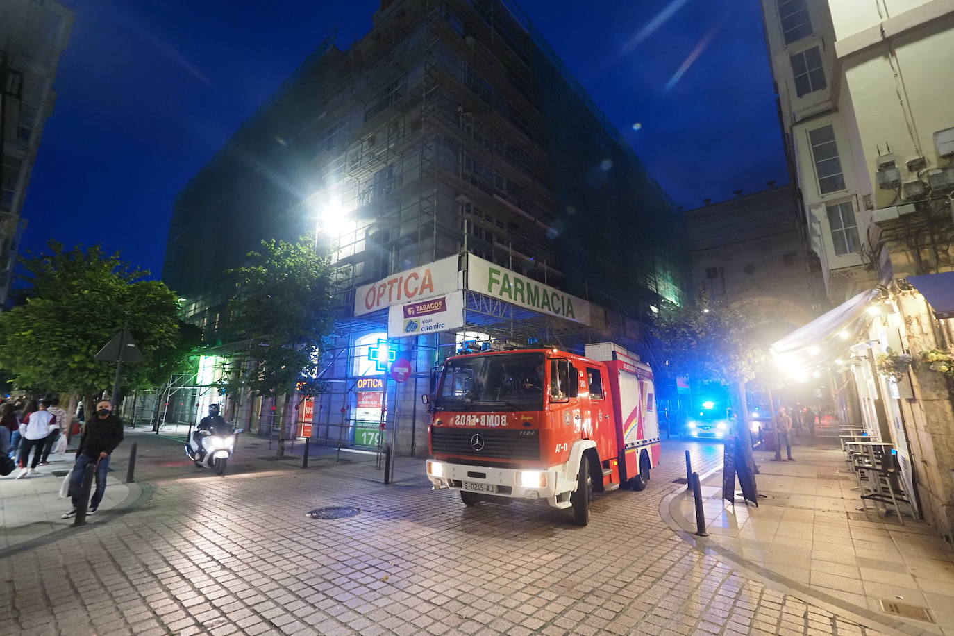 Las intensas precipitaciones de esta madrugada han formado importantes balsas de agua, como las registradas en la zona de Mataleñas. Hay, además, muy mala mar, con grandes olas que mantienen el litoral en alerta naranja. El viento ha provocado numerosas incidencias en los municipios costeros, por caída de árboles o de cascotes.