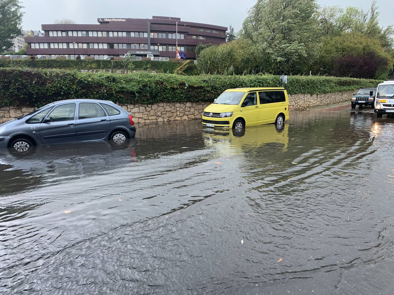 Las intensas precipitaciones de esta madrugada han formado importantes balsas de agua, como las registradas en la zona de Mataleñas. Hay, además, muy mala mar, con grandes olas que mantienen el litoral en alerta naranja. El viento ha provocado numerosas incidencias en los municipios costeros, por caída de árboles o de cascotes.