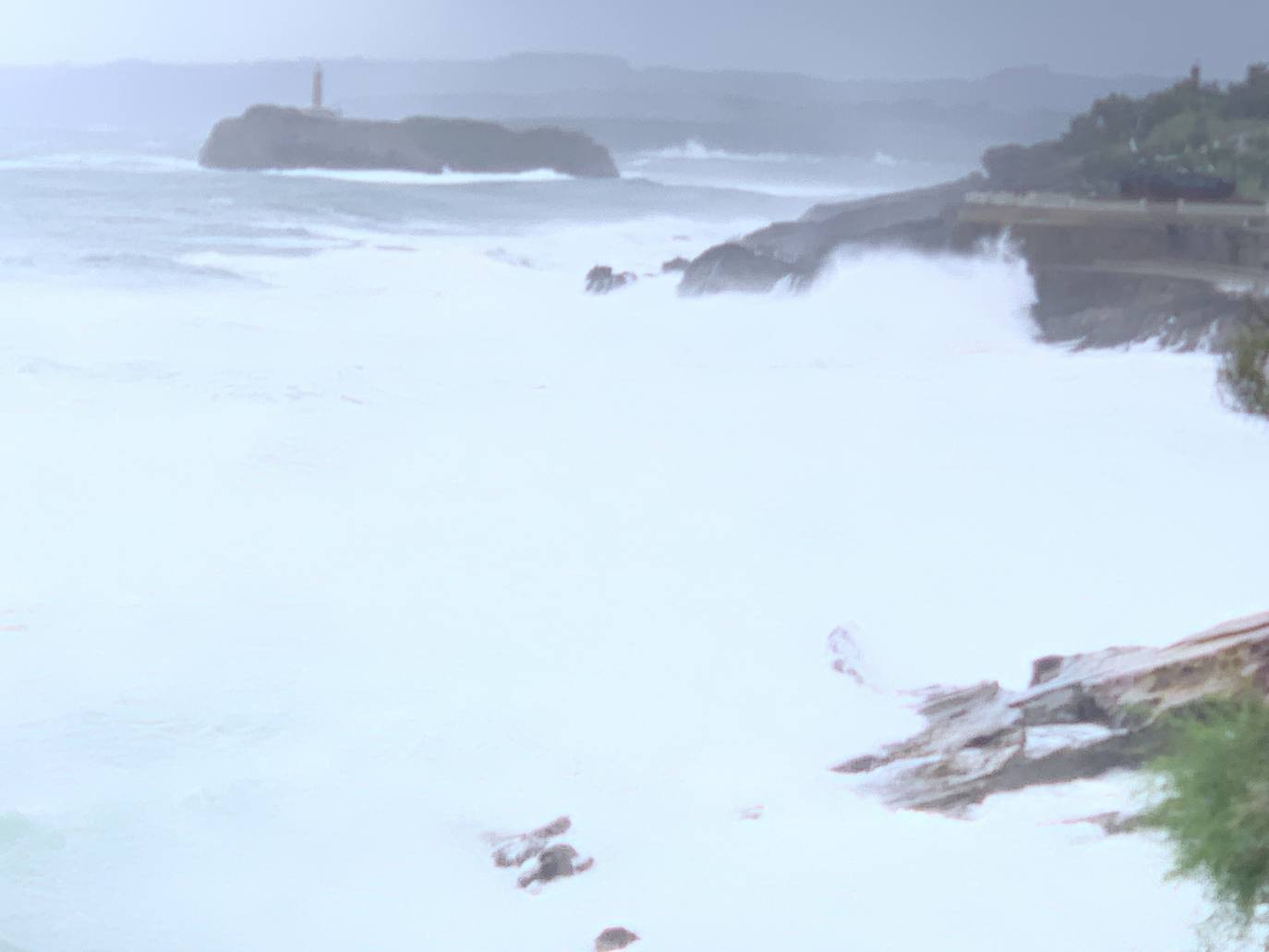 Las intensas precipitaciones de esta madrugada han formado importantes balsas de agua, como las registradas en la zona de Mataleñas. Hay, además, muy mala mar, con grandes olas que mantienen el litoral en alerta naranja. El viento ha provocado numerosas incidencias en los municipios costeros, por caída de árboles o de cascotes.