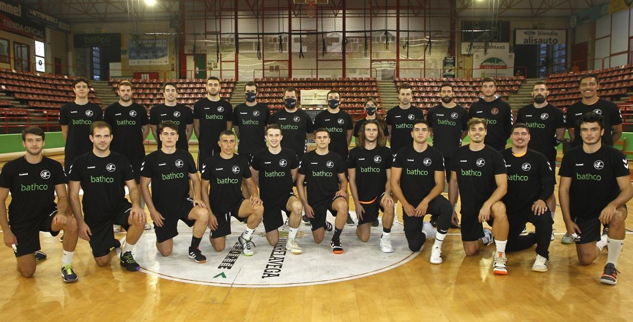 Plantilla y cuerpo técnico del Bathco Balonmano Torrelavega, que afronta su primer partido lejos del Vicente Trueba. 