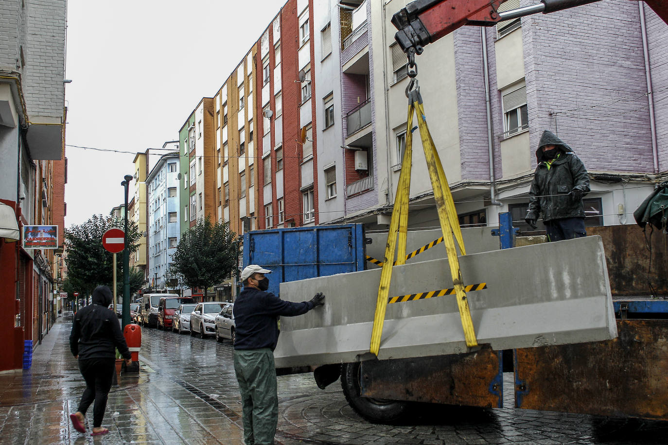 Fotos: Imagénes del fin del confinamiento en el barrio de La Inmobiliaria de Torrelavega