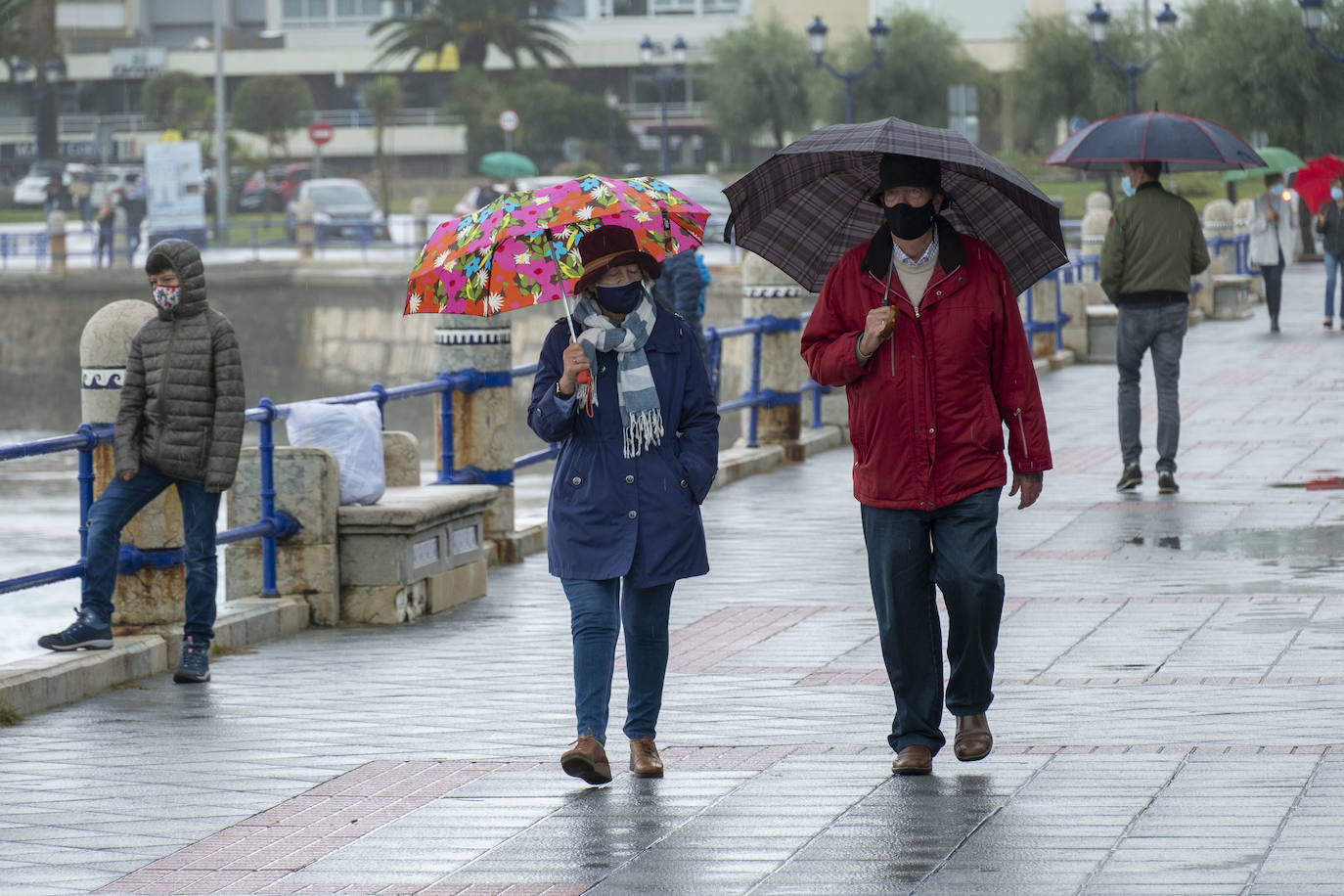 Llueve incesantemente en Cantabria y también hay grandes olas, que aprovechan los surfistas para pintar una de las estampas más habituales de Santander cuando el mar está embravecido.