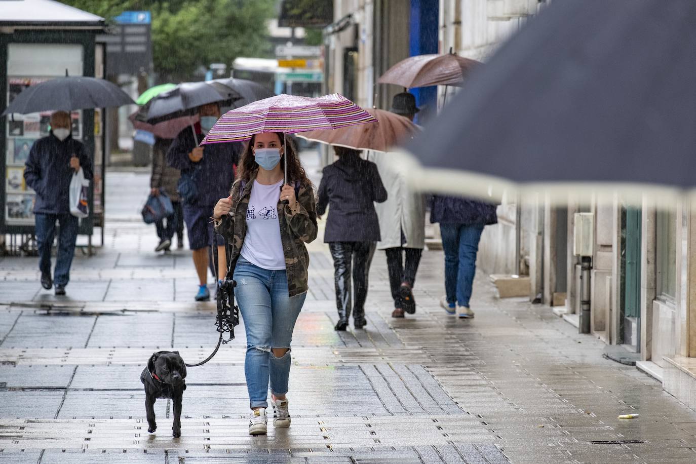 Llueve incesantemente en Cantabria y también hay grandes olas, que aprovechan los surfistas para pintar una de las estampas más habituales de Santander cuando el mar está embravecido.