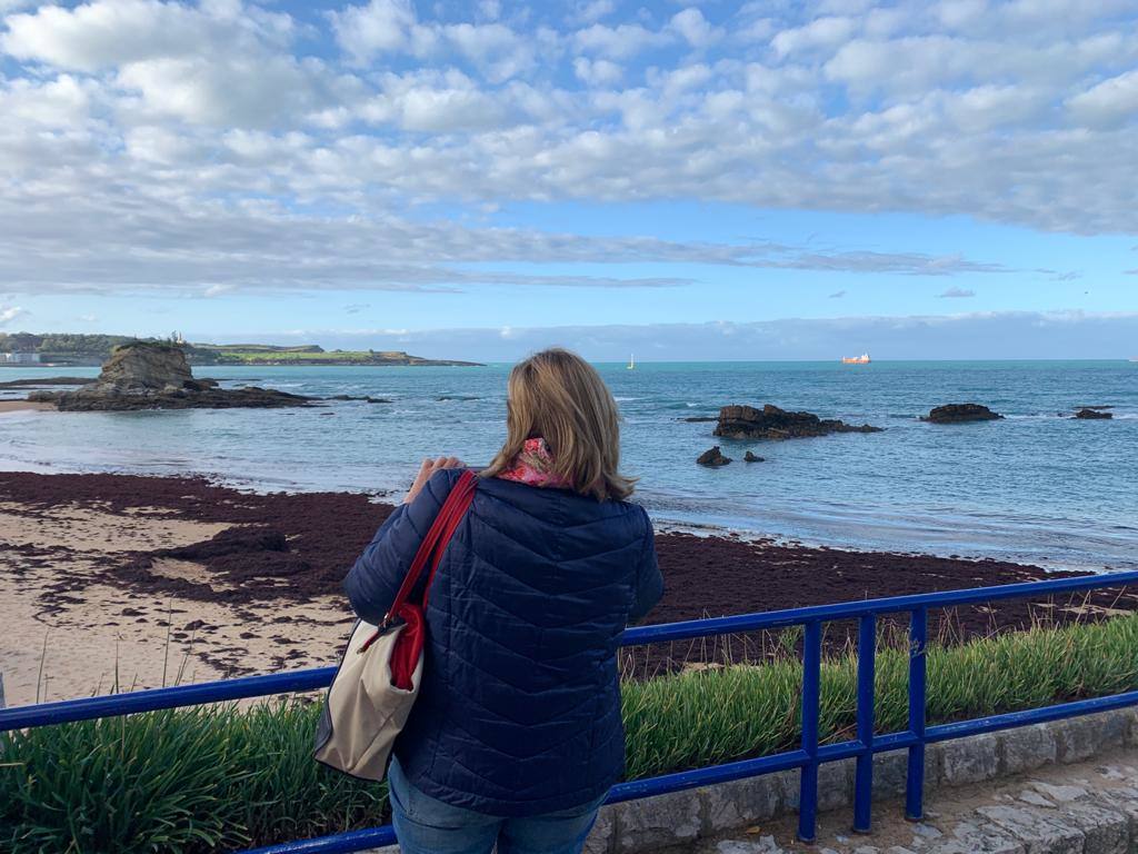 Muchas playas de Cantabria han amanecido este domingo con sus orillas teñidas del rojo de la caloca. La mala mar de estos días ha sacado estas algas del fondo marino, que han emergido formando montañas al borde del mar. Comienzan a verse cuadrillas extrayendo la caloca a paladas. Son los 'caloqueros', que, a la par que se ganan la vida secando y vendiendo estas algas, realizan una labor de limpieza de las playas. En estas imágenes, caloqueros trabajando en la Virgen del Mar y la playa de El Camello invadida de caloca.