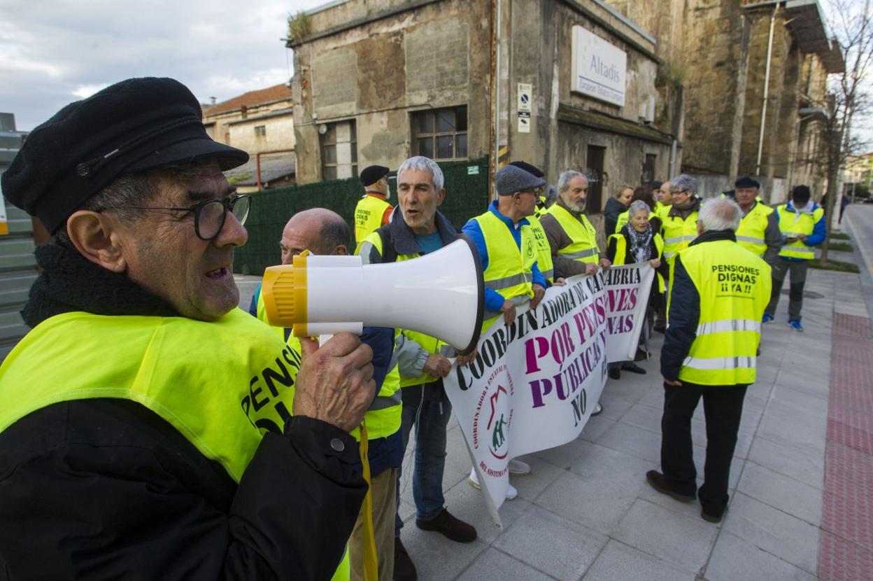 Manifestación de pensionistas frente al Parlamento. 