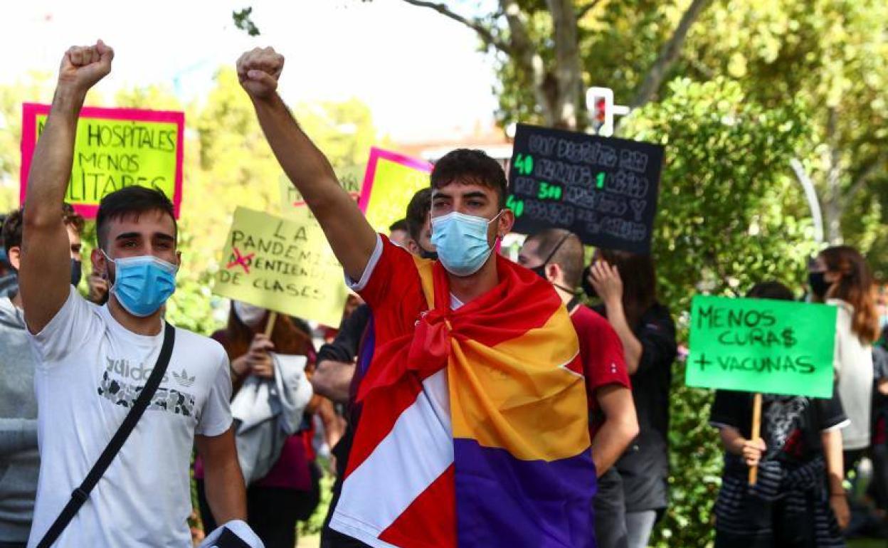 Ciudadanos se manifiestan este domingo en el bario madrileño de Vallecas.