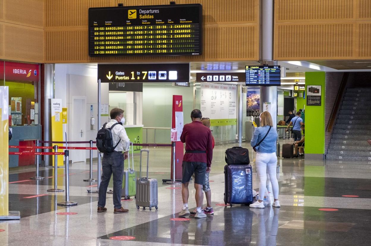 Un grupo de pasajeros espera para facturar en una imagen del aeropuerto de este mes de septiembre. 