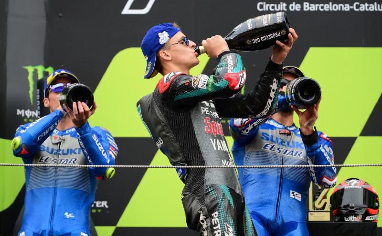 Fabio Quartararo (c) y Joan Mir (i), en el podio de Montmeló.