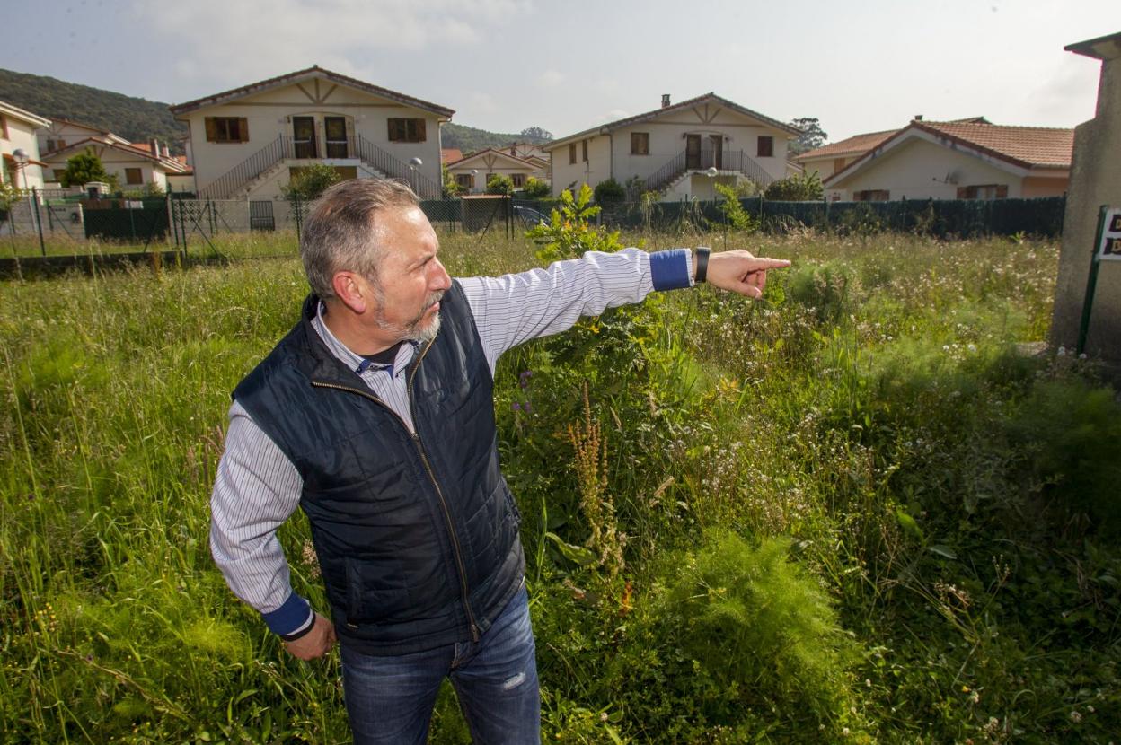 El presidente Antonio Vilela, ante una de las urbanizaciones afectadas por los derribos. 