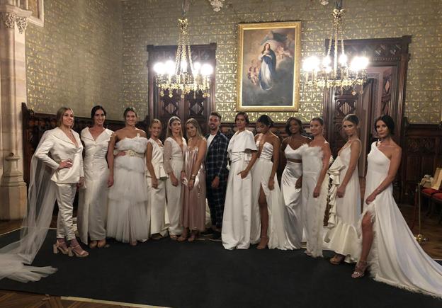 Foto de grupo junto a sus modelos del desfile solidario que se celebró hace unas semanas en Comillas.