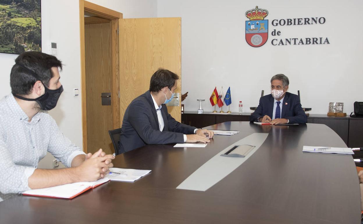 El presidente, con representantes de los empresarios del sector.