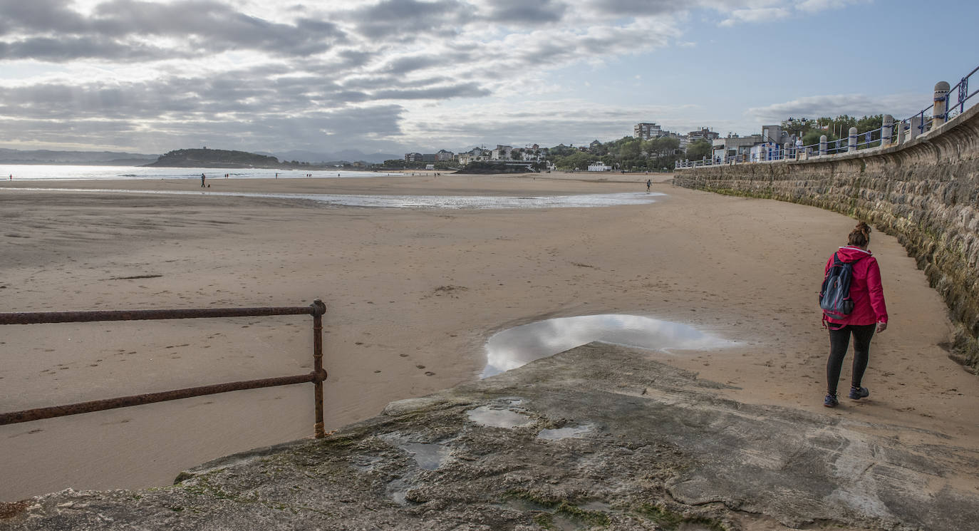 La Segunda playa de El Sardinero, que en verano aparecía descarnada y repleta de piedras, ha recuperado su mejor aspecto gracias al relleno natural propiciado por las últimas mareas