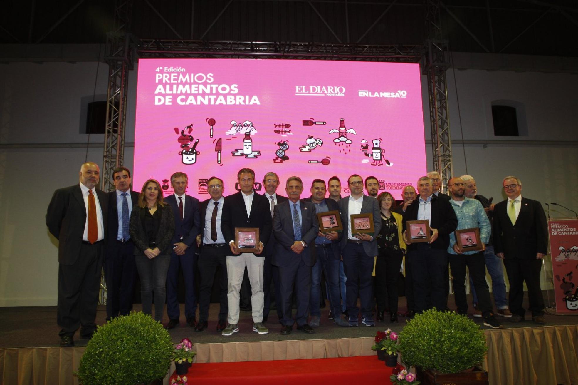 Pasada edición. Foto de familia con los premiados, organizadores y representantes de las instituciones patrocinadoras de 2019. 