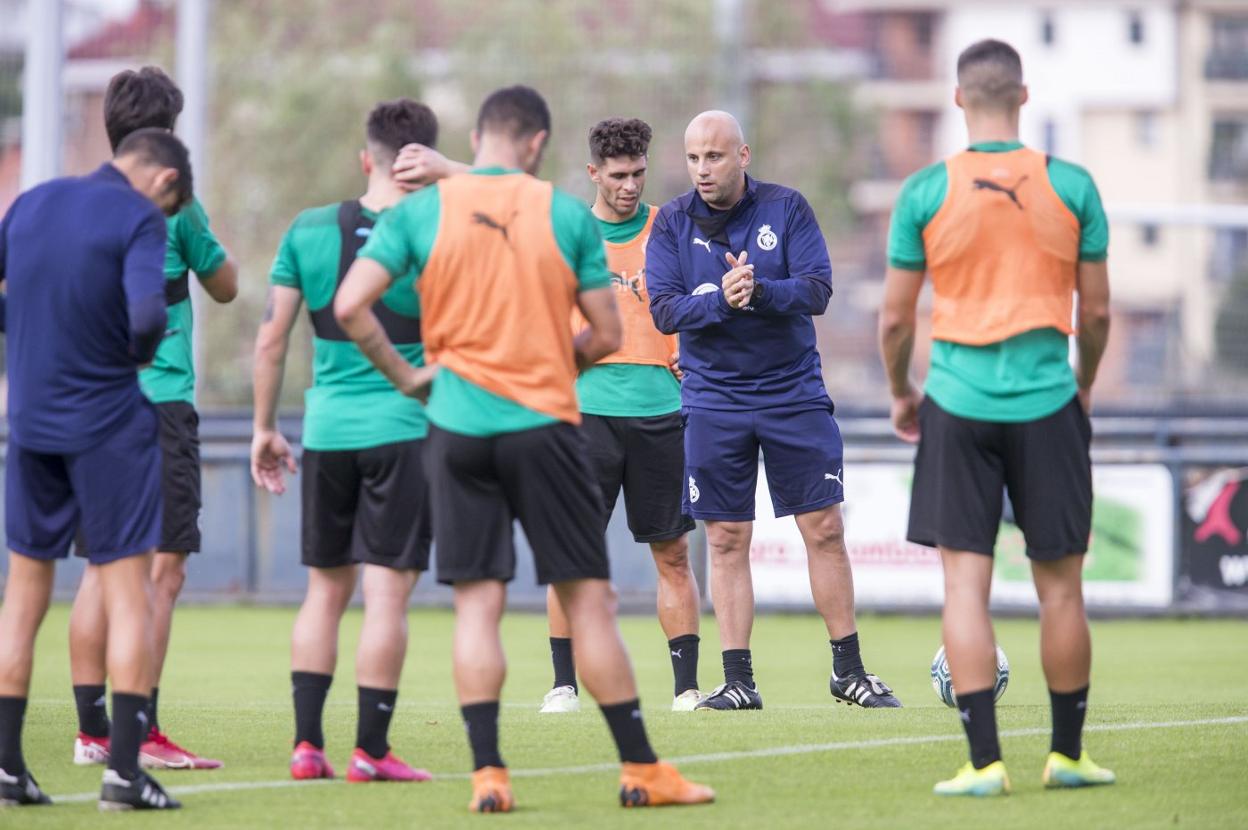 Javi Rozada, rodeado de sus jugadores, durante uno de los entrenamientos en La Albericia. 