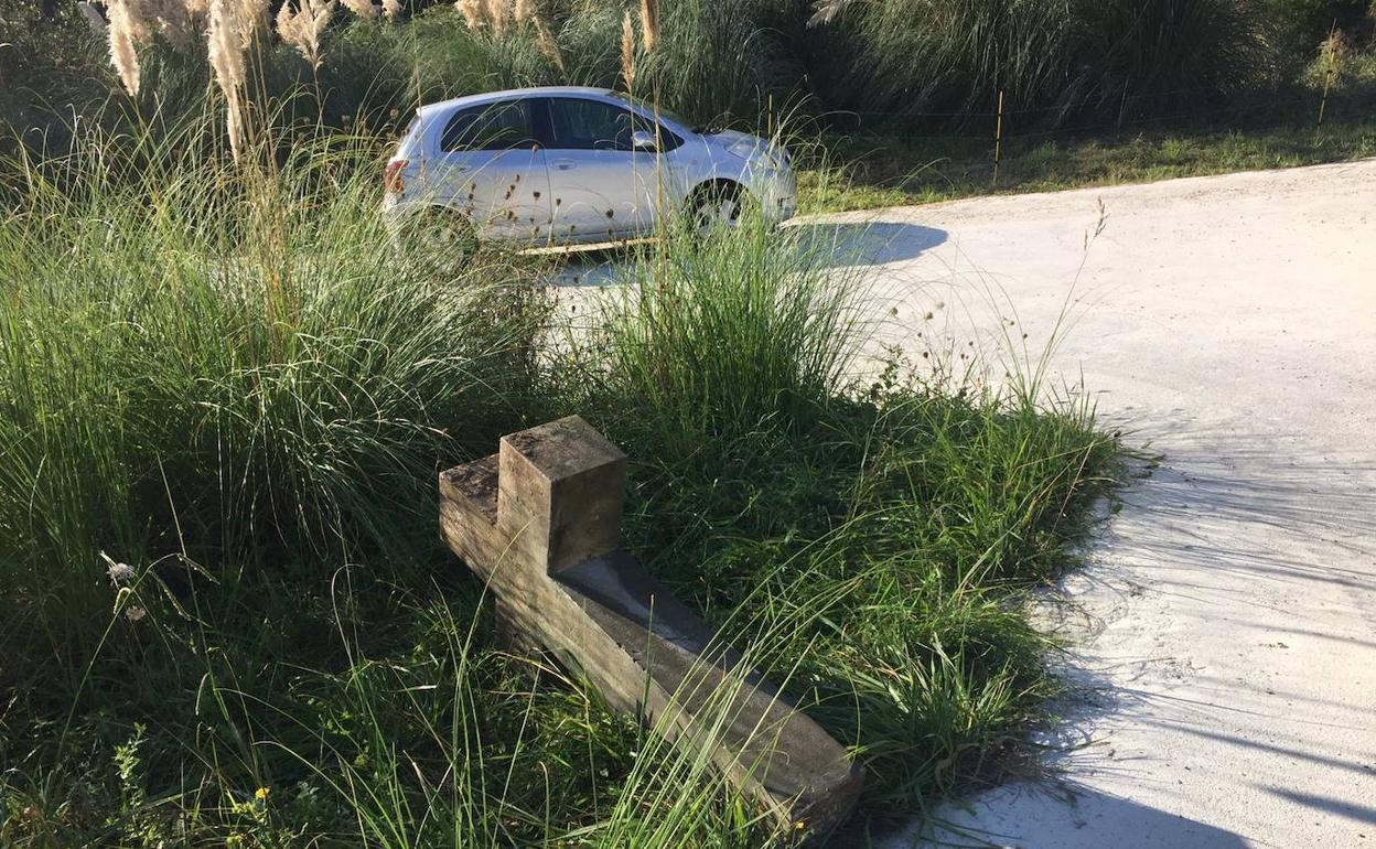 La cruz, en la cuneta donde fue encontrada ayer por un vecino.