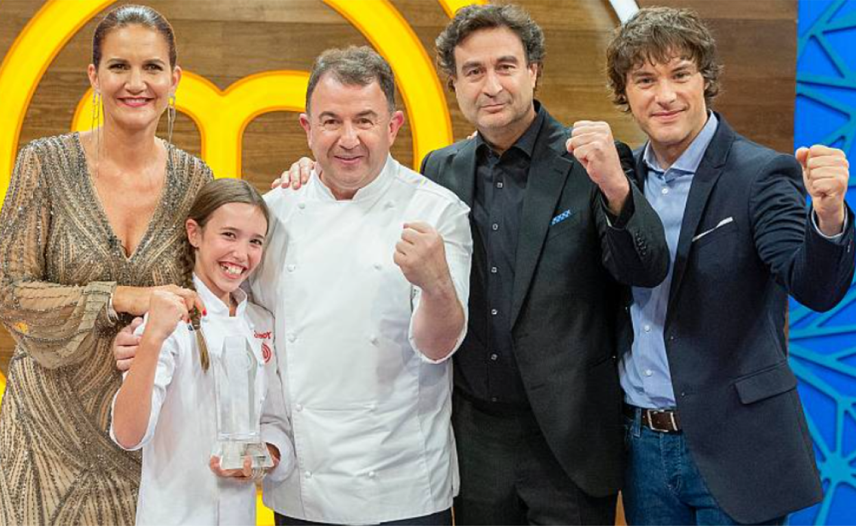 Lu se convirtió en la ganadora de 'MasterChef Junior 7' en enero de 2020. En la imagen, la joven con el jurado del programa -Samantha Vallejo-Nágera, Pepe Rodríguez y Jordi Cruz-, que han estado en Cantabria estos días.