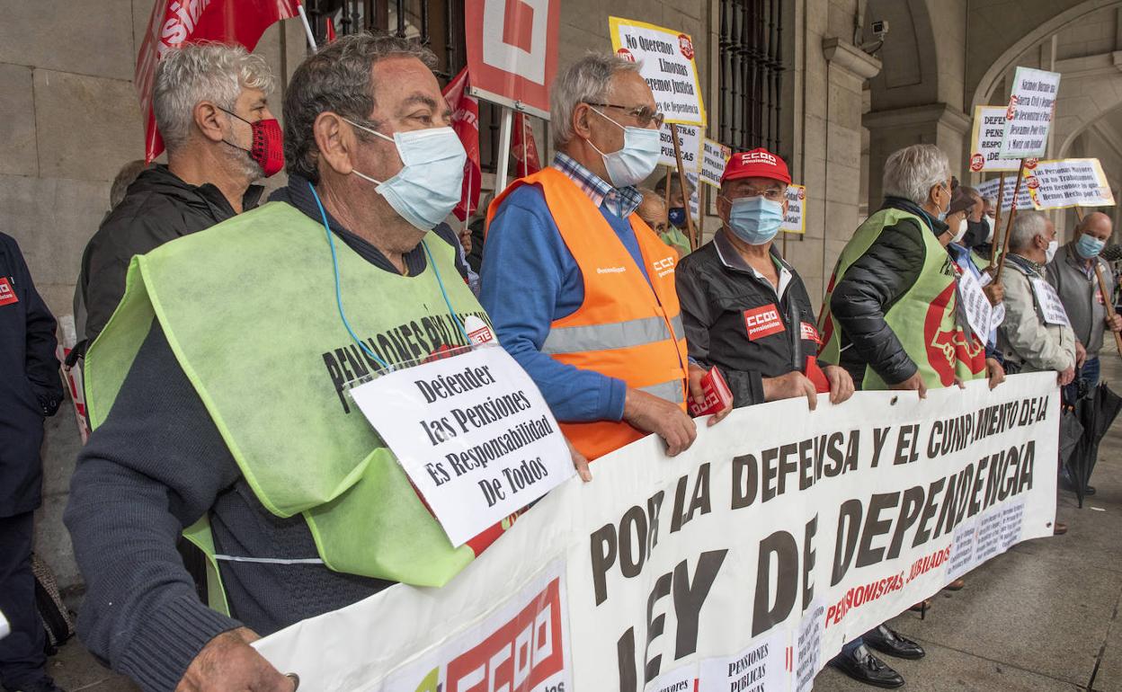 Concentración convocada por UGT y CCOO en la Plaza Porticada.