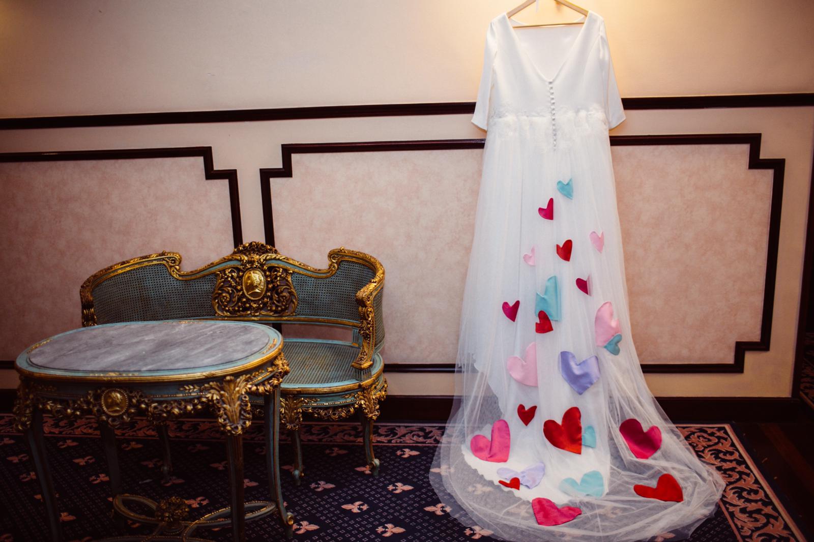 Foto detalle del vestido de novia, al que Laura Haya integró los corazones de colores en seda.