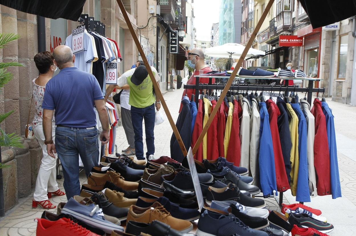 Artículos en la calle en una de las campañas de dinamización del comercio local realizada este verano.